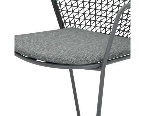 Detailansicht eines Stuhls mit Stoffbezug und Netzrückenlehne