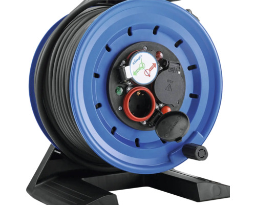 Kabeltrommel mit Stromanschluss und schwarzem Kabel auf schwarzem Ständer