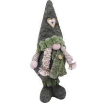 Dekorativer Weihnachtswichtel mit Mütze und Schal.