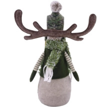 Dekorativer Elch mit Mütze und Schal als Weihnachtsdekoration