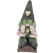 Dekorativer Weihnachtswichtel mit Mütze und Schal