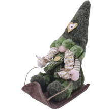 Dekofigur als Wichtel auf Schlitten mit Herzapplikation auf der Mütze