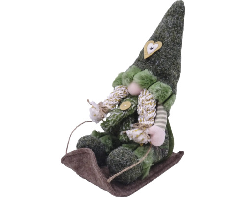 Dekofigur als Wichtel auf Schlitten mit Herzapplikation auf der Mütze