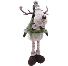 Dekorative Elchfigur mit Mütze und Geweih als Weihnachtsdekoration
