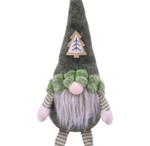 Weihnachtlicher Zwerg mit Mütze und Bart als Dekoration