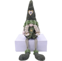 Dekorativer Weihnachtswichtel mit gestreiften Beinen und Herz auf der Mütze