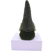 Dekorativer Weihnachtswichtel mit spitzer Mütze, Rückansicht