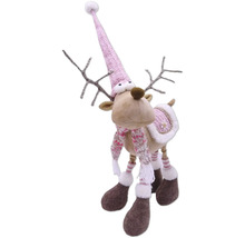 Dekorativer Elch mit Schal und Mütze für die Weihnachtszeit