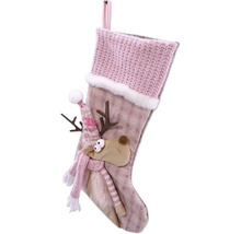 Weihnachtssocke mit Rentierapplikation und gestrickten Details.