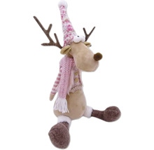 Dekoratives Rentier mit Mütze und Schal als Weihnachtsdekoration