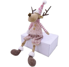 Dekorative Rentierfigur mit Mütze und Schal, sitzend auf einer weißen Box.