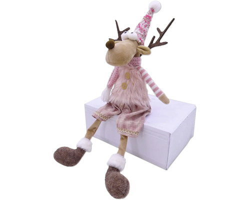 Dekorative Rentierfigur mit Mütze und Schal, sitzend auf einer weißen Box.