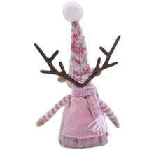 Dekorative Rentierfigur mit Mütze und Schal als Weihnachtsschmuck