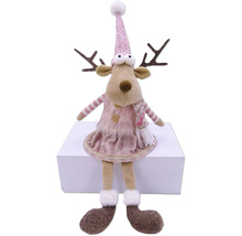 Dekoratives Rentier mit Mütze und Kleid als Weihnachtsdekoration