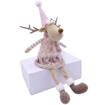 Dekoratives Rentier aus Textil mit Mütze und Kleid