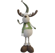 Dekorativer Elch mit Mütze und Schal als Weihnachtsdekoration