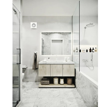 Modernes Badezimmer mit Waschtisch, Spiegel, Dusche und Badewanne