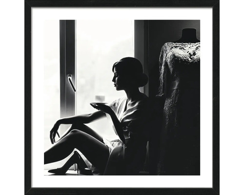 Gerahmtes Bild einer Frau, die am Fenster sitzt und eine Tasse hält, neben einer Schneiderpuppe mit einem Kleid