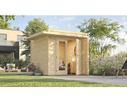 Modernes Gartenhaus aus Holz mit Glastüren auf Rasenfläche