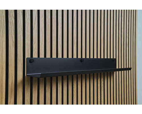 Schwarzes Wandregal an einer Holzpaneelwand