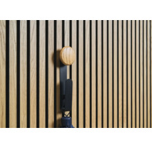 Holzpaneelwand mit Kleiderhaken und Regenschirm