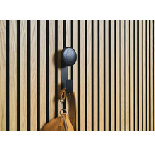Holzwand mit Haken und Handtasche