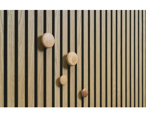 Holzpaneel mit vier runden Holzhaken