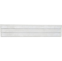 Betonzaun mit drei horizontalen Linien