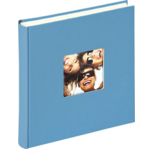 Blaues Fotoalbum mit Ausschnitt für ein Titelbild