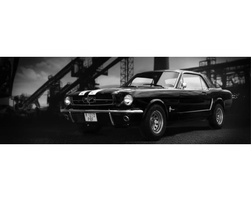 Ein Oldtimer mit Streifen vor einer Industrieanlage