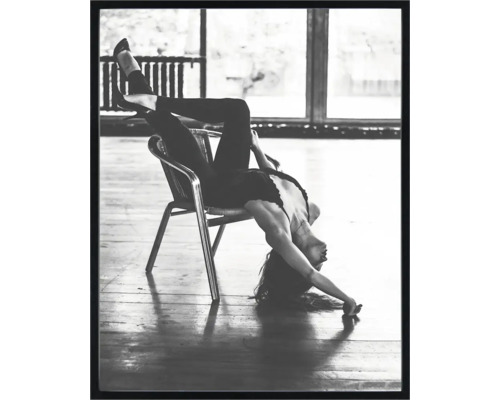 Gerahmtes Bild schwarz weiß Frau II 40x50 cm Schwarzweißfoto einer Frau, die verkehrt herum auf einem Stuhl sitzt