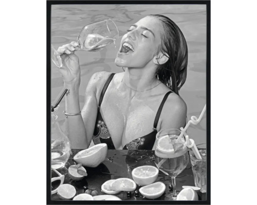 Gerahmtes Bild schwarz weiß Frau III 40x50 cm Gerahmtes Bild einer Frau, die in einem Pool ein Getränk genießt