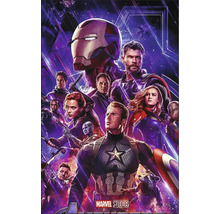 Avengers Filmszene mit diversen Charakteren und Marvel Studios Logo