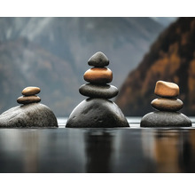 Gestapelte Steine im Wasser