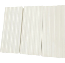 Drei weiße, geriffelte Platten