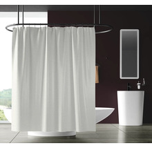 Modernes Badezimmer mit Badewanne, Waschbecken, Spiegel und Duschvorhang