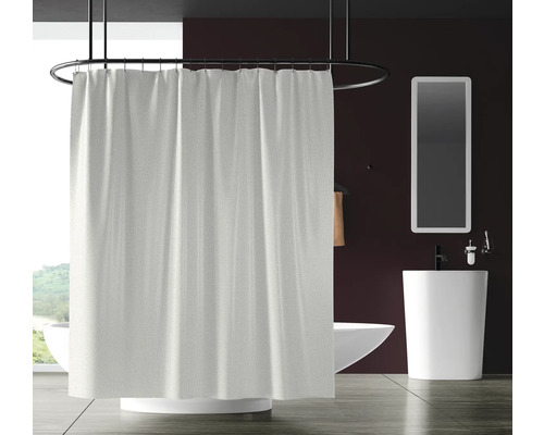 Modernes Badezimmer mit Badewanne, Waschbecken, Spiegel und Duschvorhang