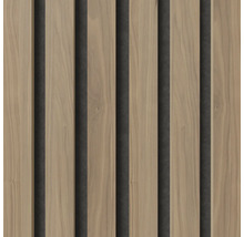 Holzpaneelwand mit Lattenoptik