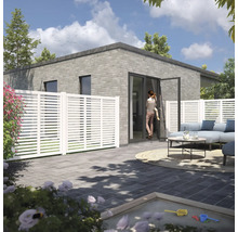 Terrasse mit Sichtschutzzaun, Gartenmöbeln und gemauertem Haus