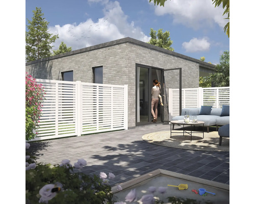 Terrasse mit Sichtschutzzaun, Gartenmöbeln und gemauertem Haus