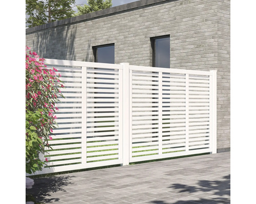 Sichtschutzzaun mit horizontalen Lamellen vor einem Haus