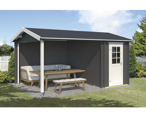 Graues Gartenhaus mit überdachtem Sitzbereich und Gartenmöbeln auf einer gepflasterten Terrasse