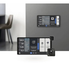Zwei Smart Home Steuerzentralen und ein Sensor in einem modernen Wohnraum.