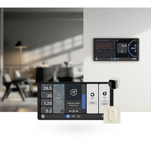 Smart Home Steuerung mit Touchscreen und Sensor an der Wand