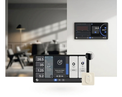 Smart Home Steuerung mit Touchscreen und Sensor an der Wand