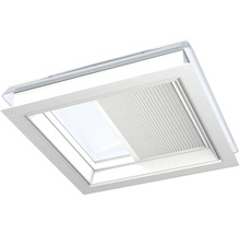 Dachfenster mit teilweise geöffnetem Plissee für Sonnenschutz