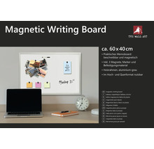 Magnetische Schreibtafel circa 60 x 40 Zentimeter mit Holzrahmen und Zubehör auf einem Schreibtisch