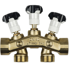 Messingverteiler mit drei Ventilen und schwarzen Griffen