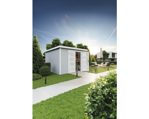 Gartenszene mit Gerätehaus, Rasen und Gartenmöbeln