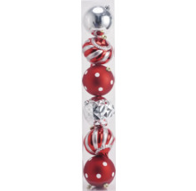 Verschiedene Christbaumkugeln in durchsichtiger Verpackung